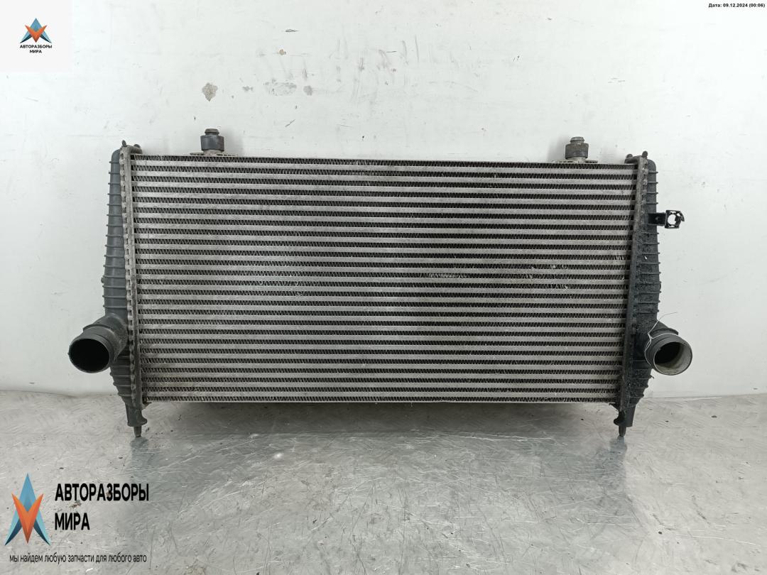 радиатор интеркулера Peugeot 407 1 поколение 2006, 2.7 л., дизель, АКПП, белый, купе, 105478 - фото №1