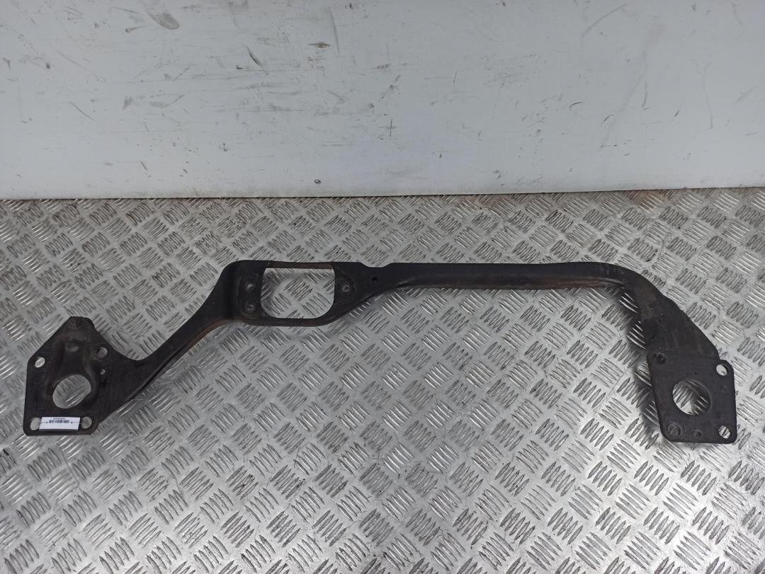 балка под радиатор Audi A4 B5 1997, 1.6 л., бензин, МКПП, зелёный, седан, 8D0805851