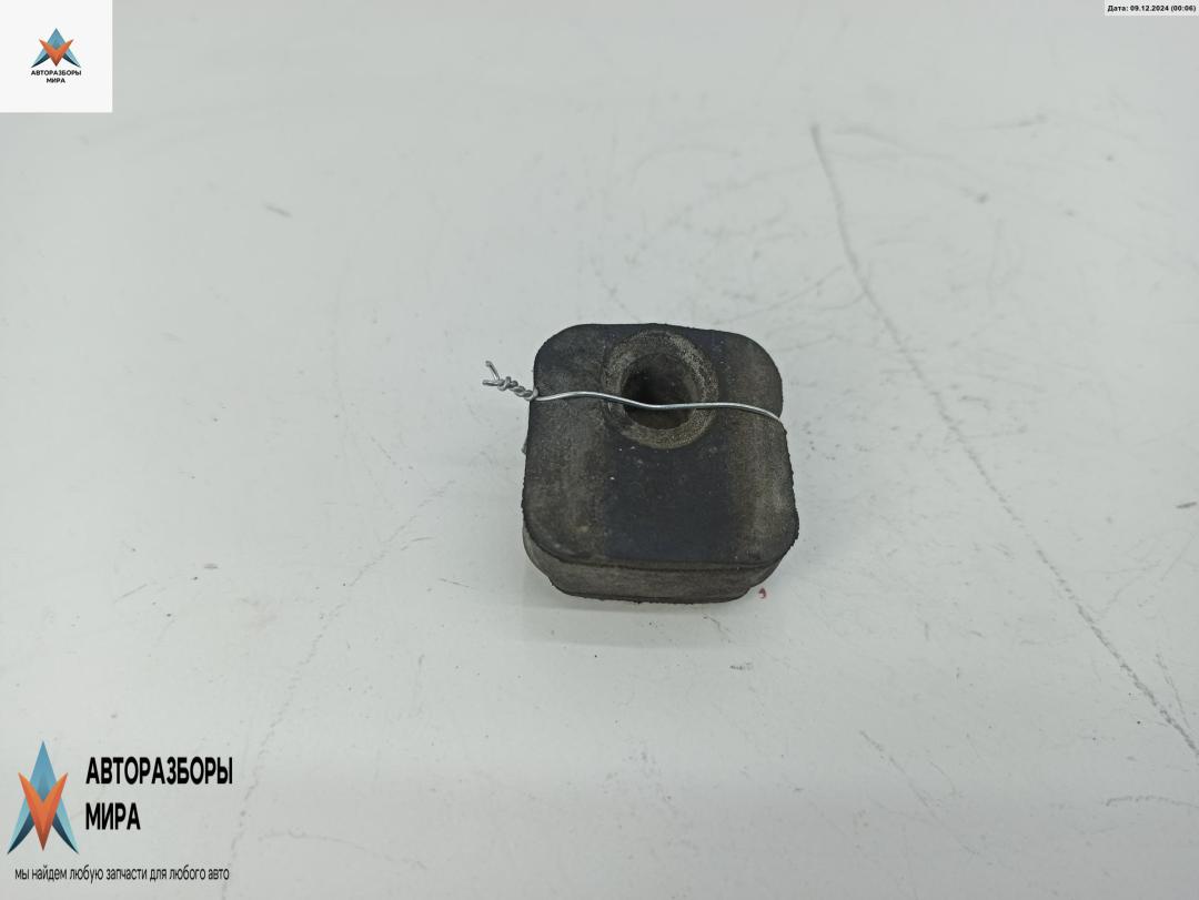 кронштейн радиатора Audi A4 B5 1997, 1.6 л., бензин, МКПП, зелёный, седан, 8D0121276 - фото №1