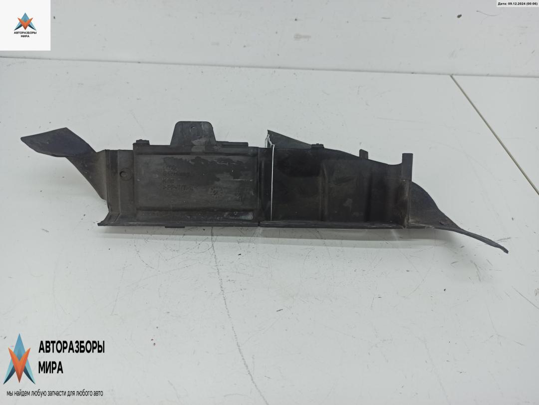 диффузор вентилятора Audi A4 B5 1997, 1.6 л., бензин, МКПП, зелёный, седан, 8D0121284B - фото №1