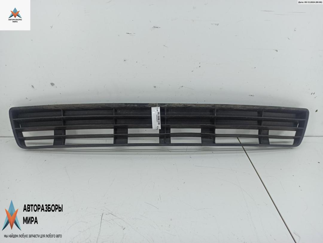 заглушка (решетка) в бампер Audi A4 B5 1997, 1.6 л., бензин, МКПП, зелёный, седан, 8D0807683E - фото №1