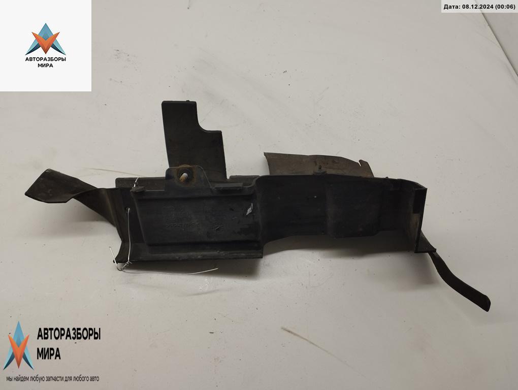 диффузор вентилятора Audi A4 B5 1996, 1.8 л., бензин, МКПП, зелёный, универсал, 8D0121284B - фото №1