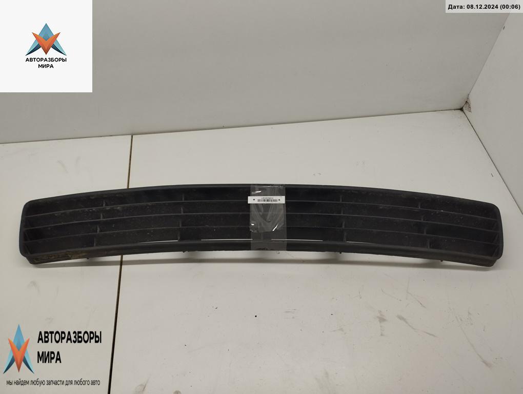 заглушка (решетка) в бампер Audi A4 B5 1995, 1.8 л., бензин, МКПП, красный, универсал, 8D0807683 - фото №1