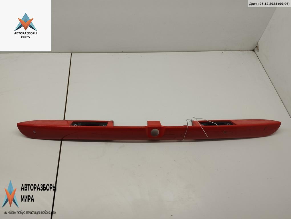 накладка подсветки номера Audi A4 B5 1995, 1.8 л., бензин, МКПП, красный, универсал, 8D9827576A - фото №1