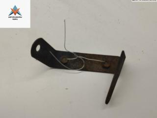 кронштейн (крепление) Audi A4 B5 1995, 1.8 л., бензин, МКПП, красный, универсал