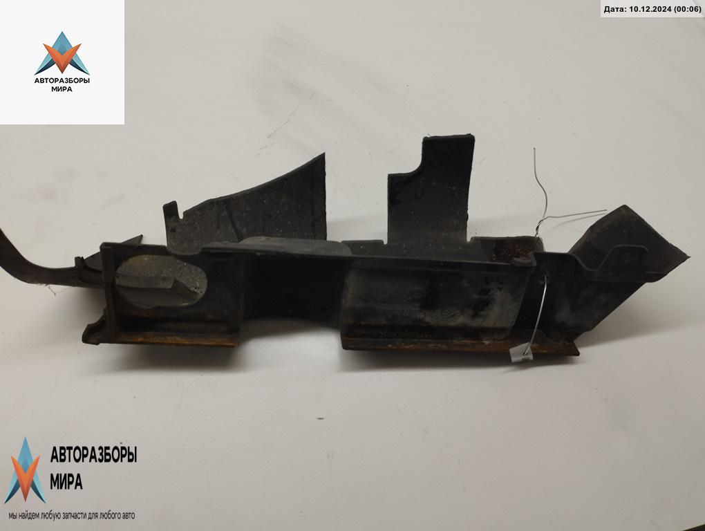 диффузор вентилятора Audi A4 B5 1995, 1.8 л., бензин, МКПП, красный, универсал, 8D0121283B - фото №1