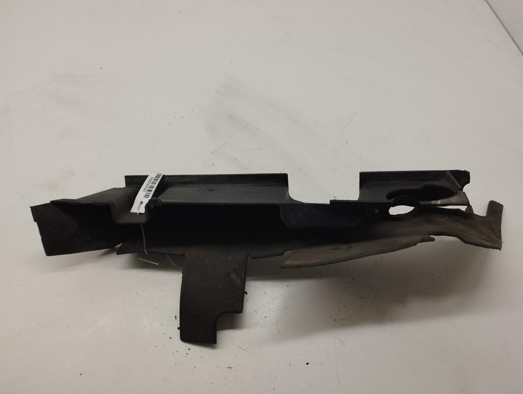 диффузор вентилятора Audi A4 B5 1996, 1.8 л., бензин, МКПП, зелёный, универсал, 8D0121283B