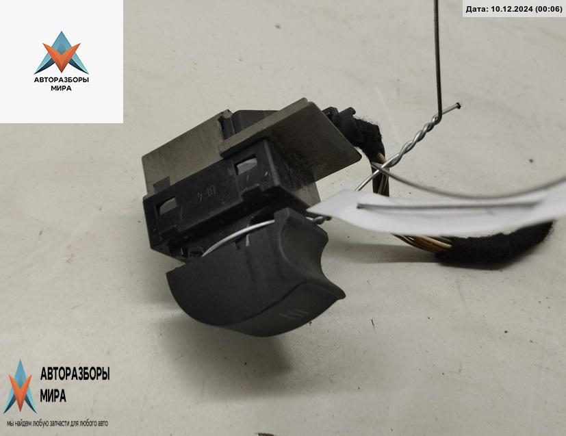 кнопка стеклоподъемника переднего правого Audi A6 4B/C5 1998, 1.8 л., бензин, МКПП, синий, седан, 4B0959855 - фото №1