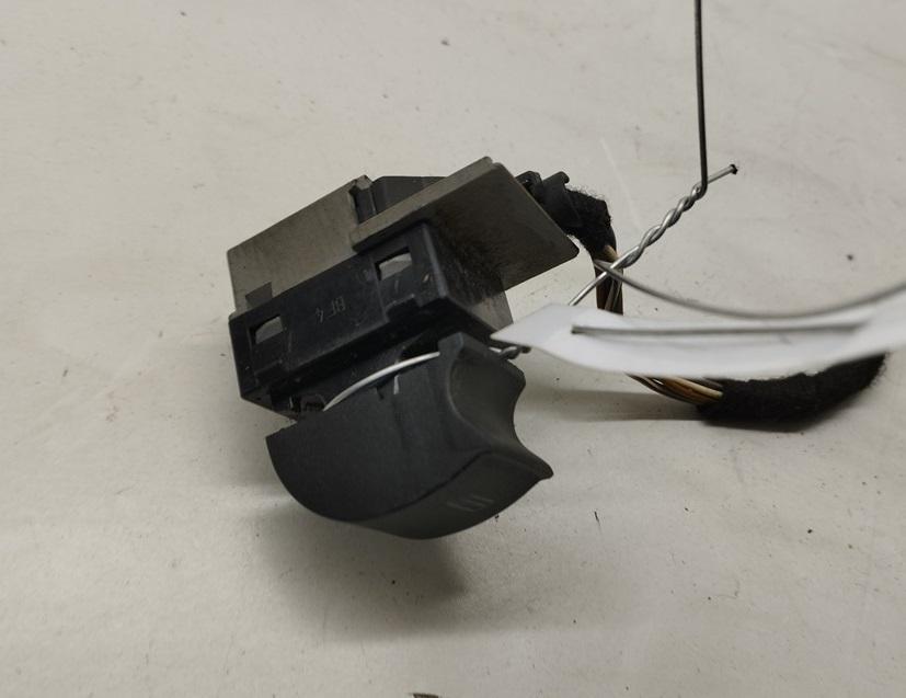 кнопка стеклоподъемника переднего правого Audi A6 C5 1998, 1.8 л., бензин, МКПП, синий, седан, 4B0959855 - фото №1