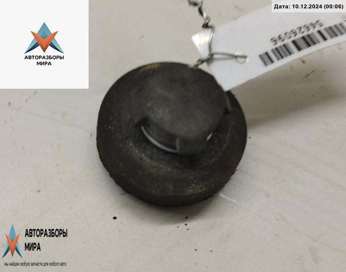 кронштейн радиатора Audi A4 B5 1995, 1.8 л., бензин, МКПП, красный, универсал, 8D0121275 - фото №1