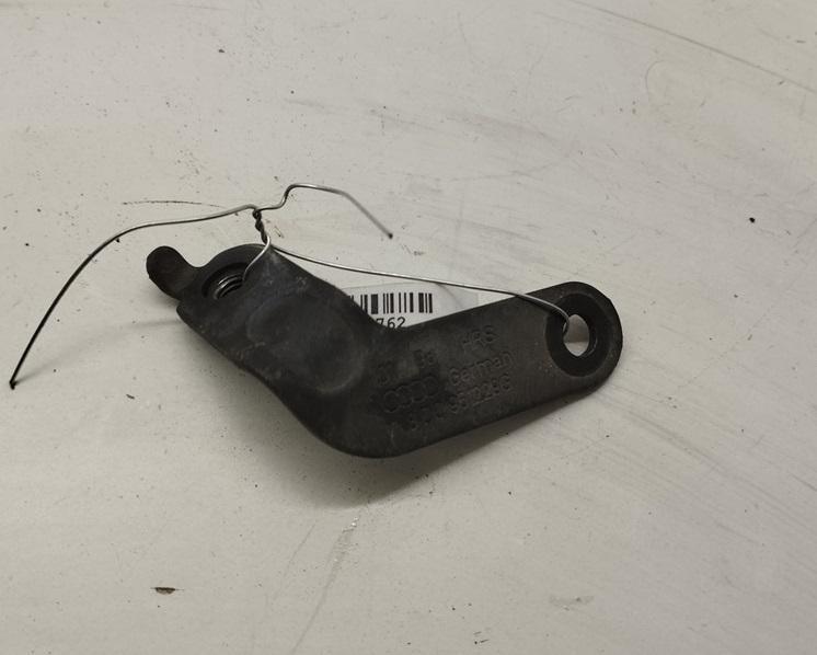 кронштейн (крепление) Audi A4 B5 1999, 1.8 л., бензин, АКПП, серый, седан, 8D0951229G