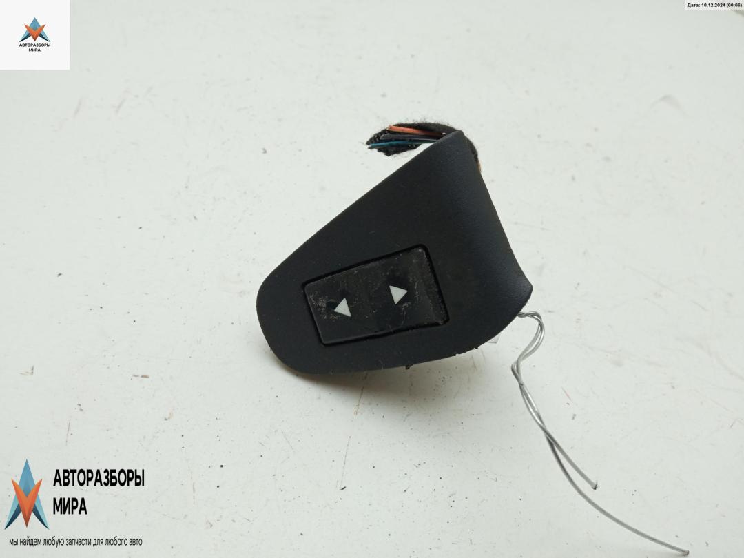 кнопка стеклоподъемника переднего правого Fiat Stilo 1 поколение 2003, 1.6 л., бензин, МКПП, серый, хетчбэк 5 дв. - фото №1