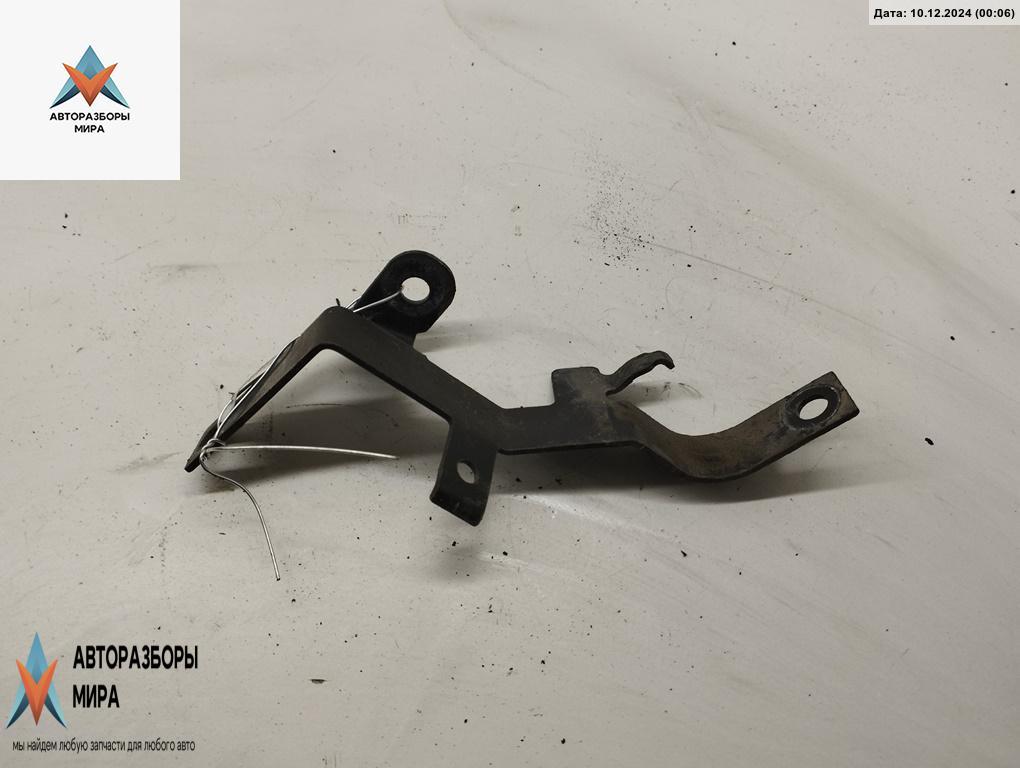 кронштейн (крепление) Audi A3 8L 1998, 1.9 л., дизель, МКПП, чёрный, хетчбэк 3 дв. - фото №1
