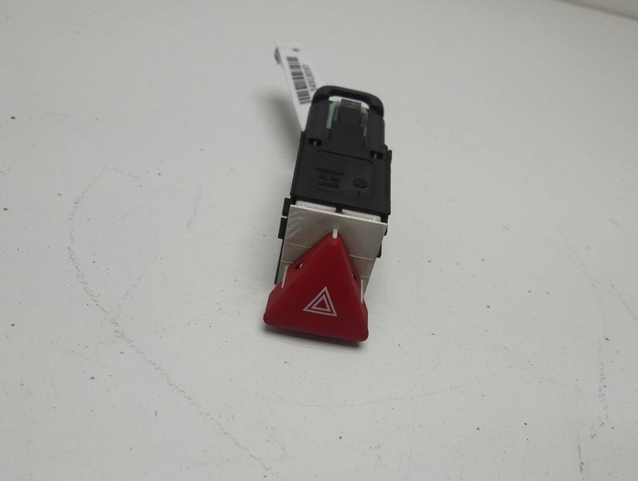 кнопка аварийной сигнализации Volkswagen Passat B6 2006, 2.0 л., бензин, МКПП, серый, универсал, 3C0953509 - фото №1
