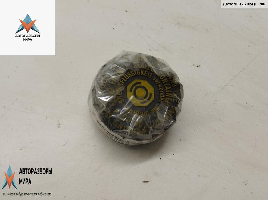 Крышка бачка тормозной жидкости Audi A4 B5 1995, 1.8 л., бензин, МКПП, красный, универсал - фото №1