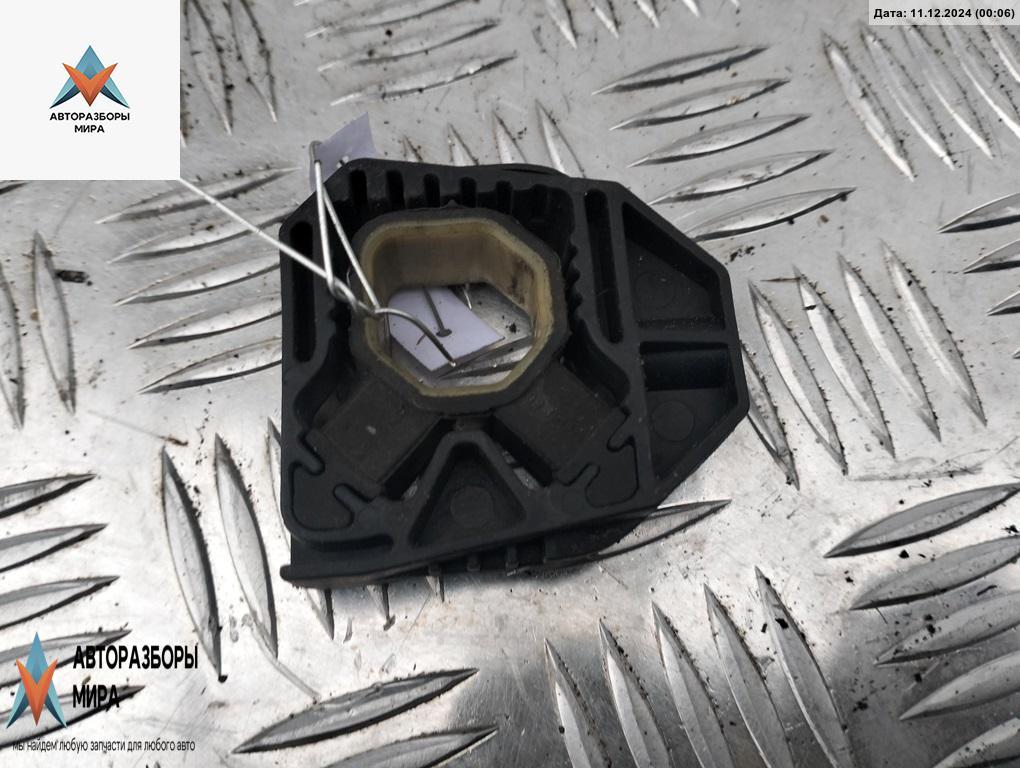 кронштейн радиатора Volkswagen Passat B6 2006, 1.6 л., бензин, МКПП, серый, универсал, 1K0121367C - фото №1