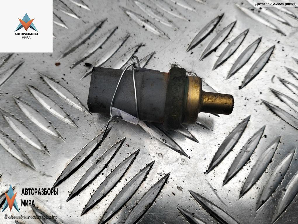 датчик температуры Volkswagen Caddy 3 поколение 2006, 2.0 л., бензин, МКПП, красный, фургон - фото №1