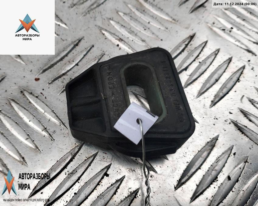 кронштейн радиатора Volkswagen Golf 4 поколение 2000, 1.4 л., бензин, МКПП, красный, хетчбэк 5 дв., 1J0806157A - фото №1