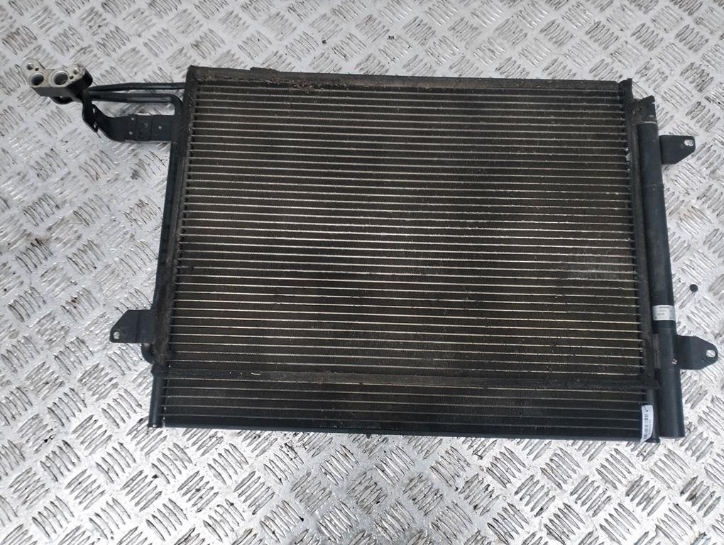 радиатор кондиционера Volkswagen Touran 1 поколение 2004, 1.6 л., бензин, МКПП, серый, минивэн, 1T0820411B - фото №1