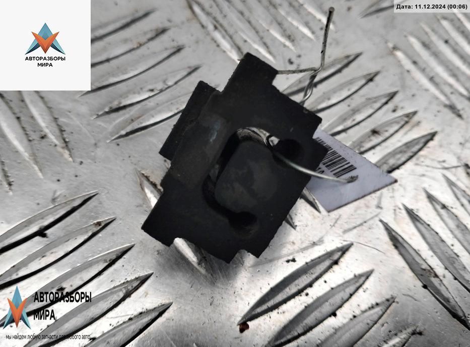 кронштейн радиатора Volkswagen Passat B5 1998, 1.6 л., бензин, МКПП, красный, универсал - фото №1