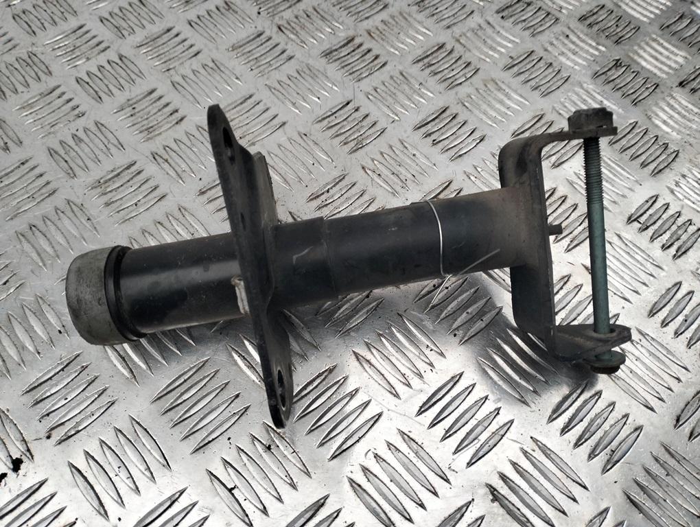 кронштейн (крепление) Volkswagen Passat B5 1998, 1.6 л., бензин, МКПП, красный, универсал, 3B0807134A