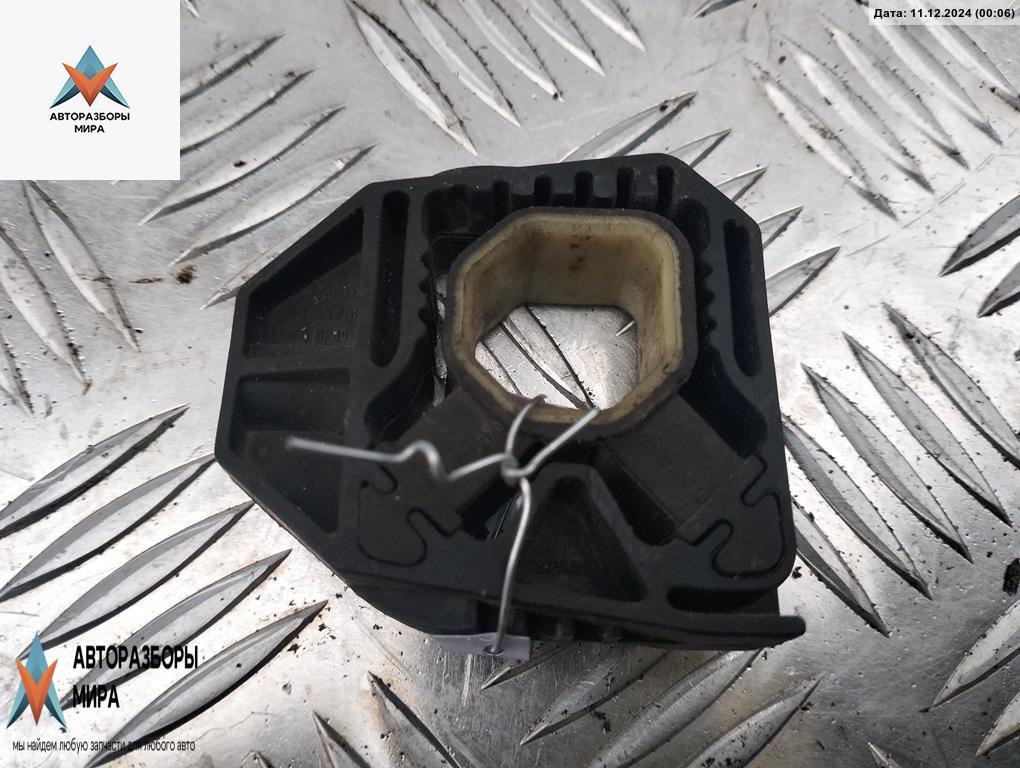 кронштейн радиатора Volkswagen Passat B6 2006, 2.0 л., дизель, МКПП, серый, универсал - фото №1