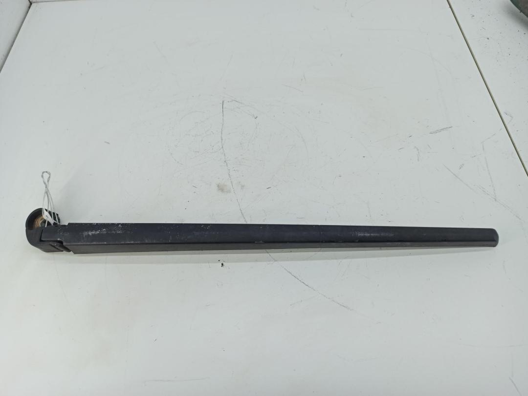 Щеткодержатель (поводок стеклоочистителя) задний Audi A4 B6 2002, 2.0 л., бензин, МКПП, серый, универсал, 8E9955407B - фото №1