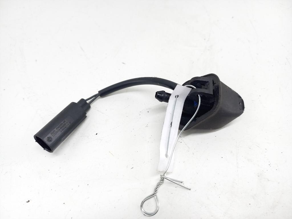 форсунка омывателя лобового стекла BMW 3 E90/E91/E92/E93 2008, 2.0 л., бензин, МКПП, серый, универсал, 7131299