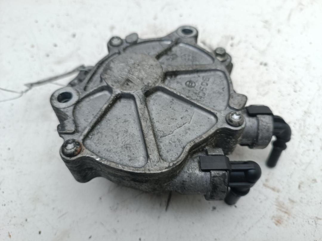 насос вакуумный Peugeot 407 1 поколение 2006, 2.7 л., дизель, АКПП, белый, купе, 4R80-2A451-AE - фото №1