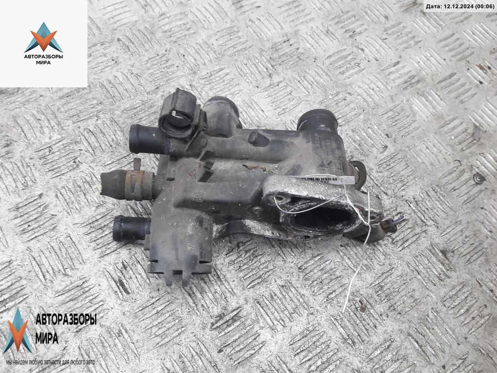 корпус термостата Volkswagen Golf 4 поколение 1999, 1.4 л., бензин, МКПП, чёрный, хетчбэк 3 дв., 032121111 - фото №1