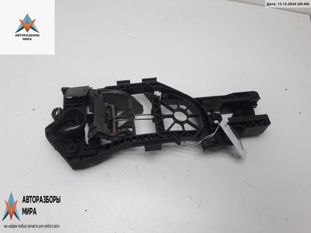 Корпус (держатель) ручки двери передней левой Volkswagen Passat B6 2007, 2.0 л., дизель, МКПП, чёрный, универсал, 3C0837885G - фото №1