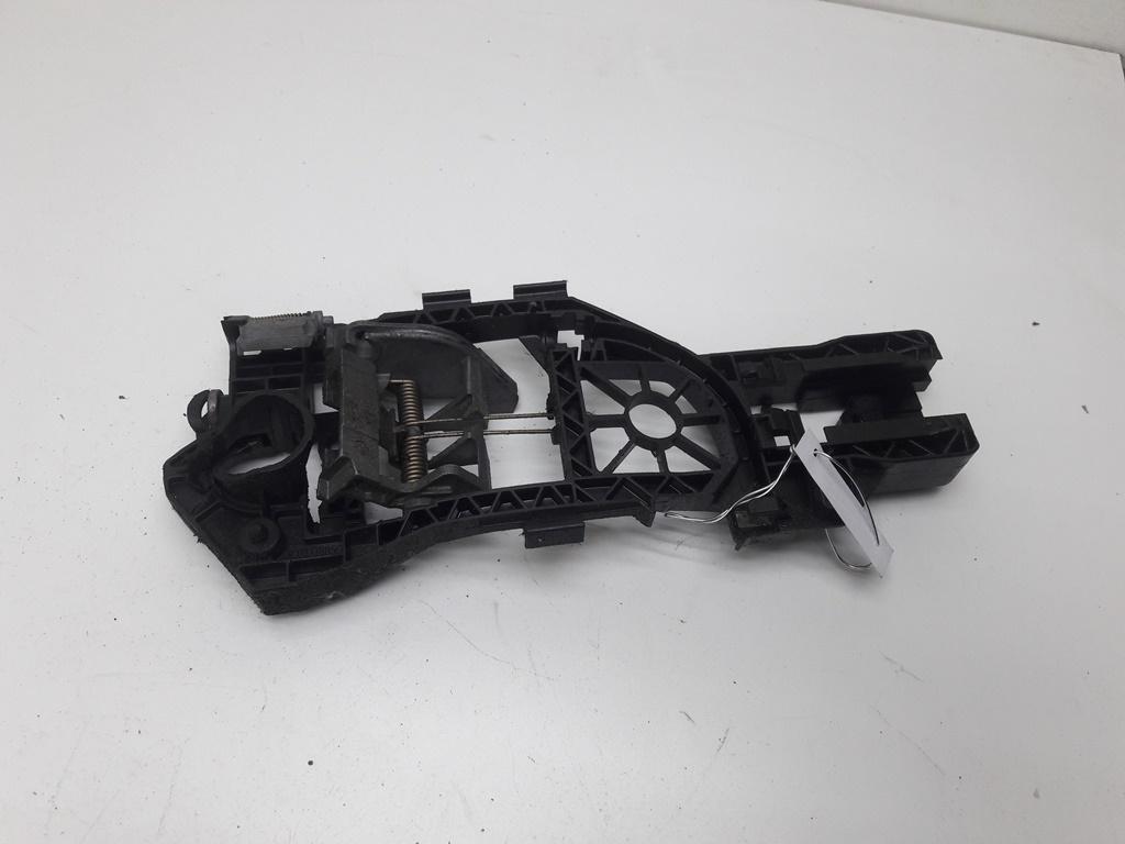 Корпус (держатель) ручки двери передней левой Volkswagen Passat B6 2007, 2.0 л., дизель, МКПП, чёрный, универсал, 3C0837885G - фото №1