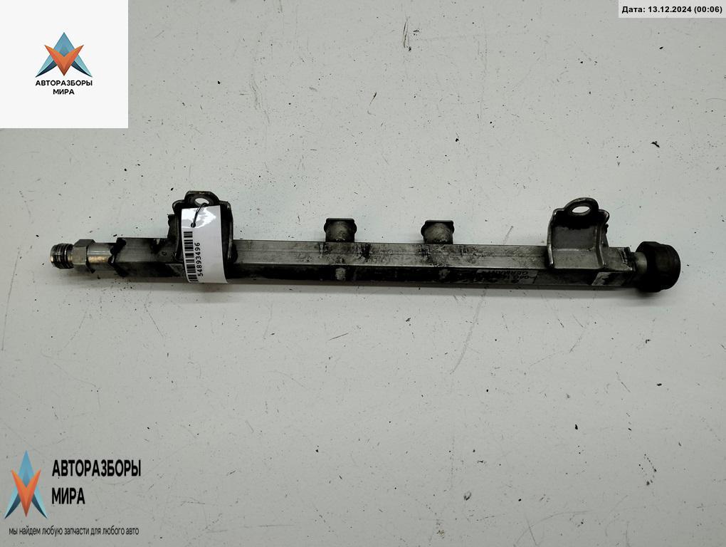 топливная рампа Volkswagen Caddy 3 поколение 2006, 2.0 л., бензин, МКПП, красный, фургон, 06G133317 - фото №1