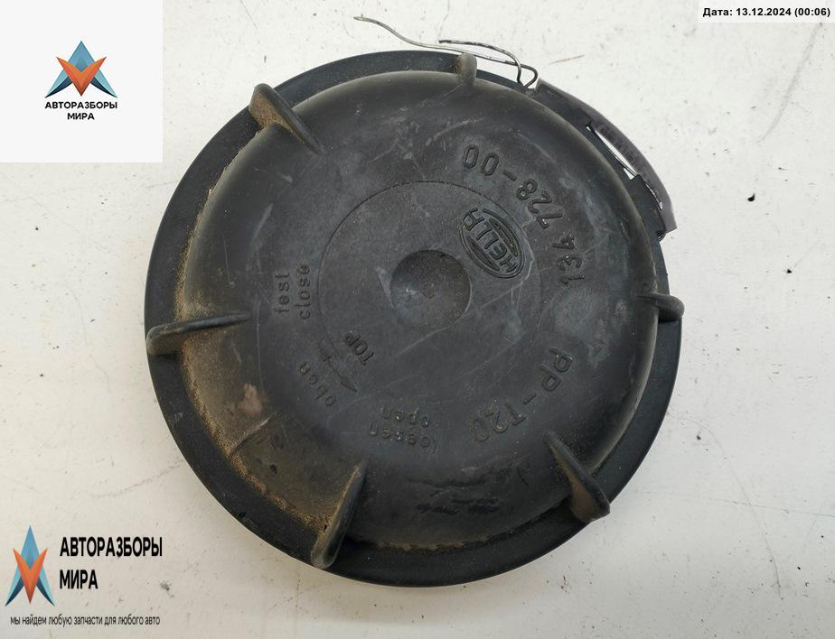 Крышка (заглушка) задняя фары Volkswagen Golf 3 поколение 1995, 1.4 л., бензин, МКПП, серый, хетчбэк 3 дв., 143728-00 - фото №1