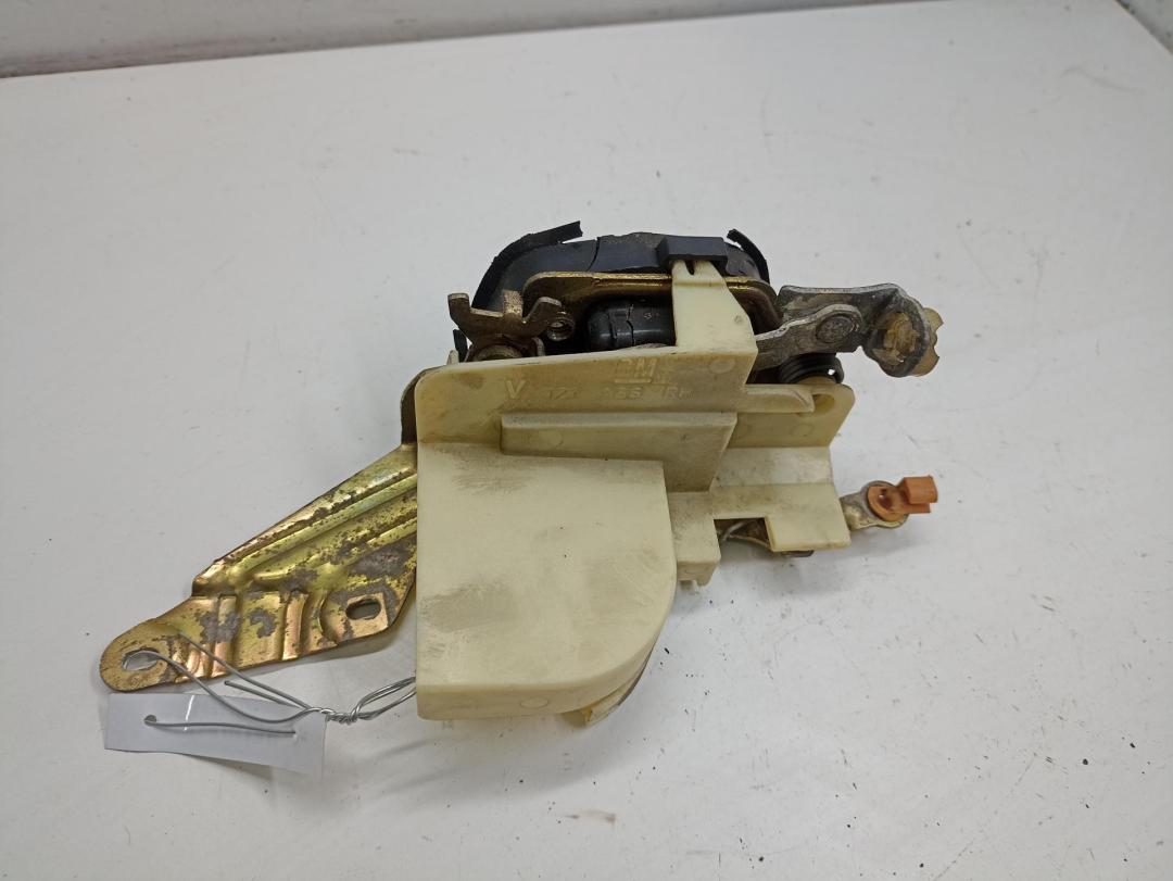 замок двери передней правой Opel Omega B 1996, 2.0 л., бензин, МКПП, красный, седан, 90494854