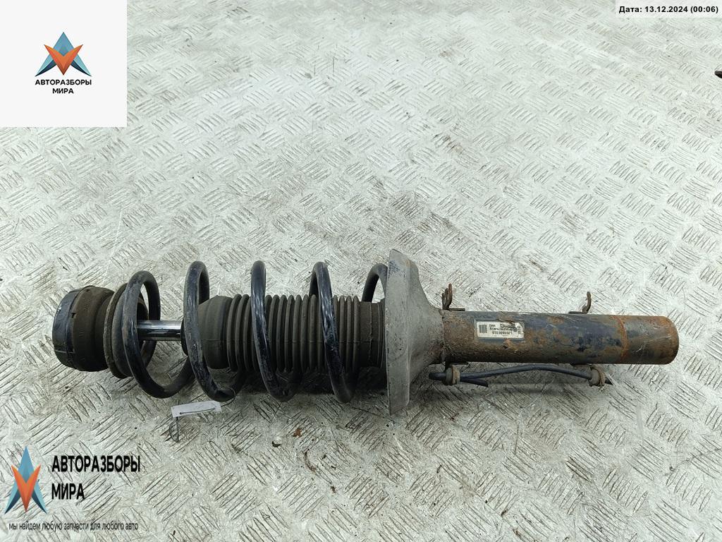 стойка передняя Volkswagen Bora 1 поколение 1999, 1.6 л., бензин, МКПП, серый, седан - фото №1