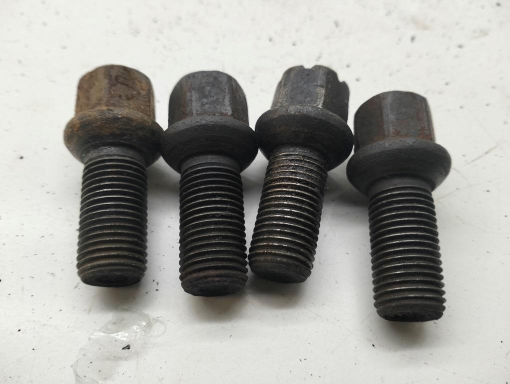болт колесный Volkswagen Passat B5+ (GP) 2004, 1.9 л., дизель, МКПП, чёрный, универсал, 8D0601139D