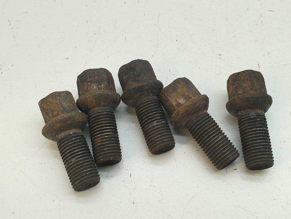 болт колесный Volkswagen Passat B5 1998, 1.8 л., бензин, МКПП, синий, универсал, 8D0601139D
