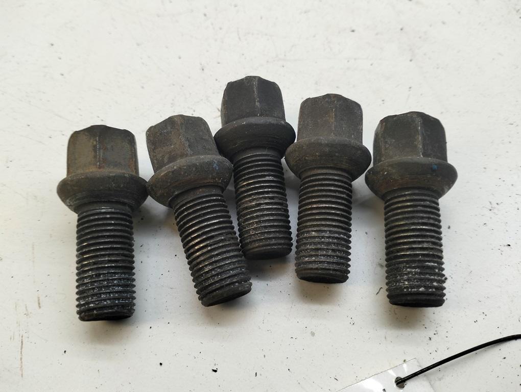 болт колесный Volkswagen Passat B5 1998, 1.6 л., бензин, МКПП, красный, универсал, 8D0601139D