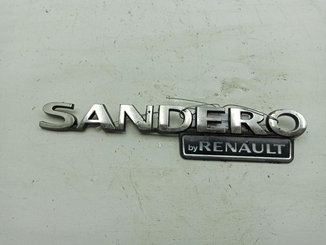 эмблема Dacia (Renault) Sandero I 2009, 1.2 л., бензин, МКПП, белый, хетчбэк 5 дв. - фото №1