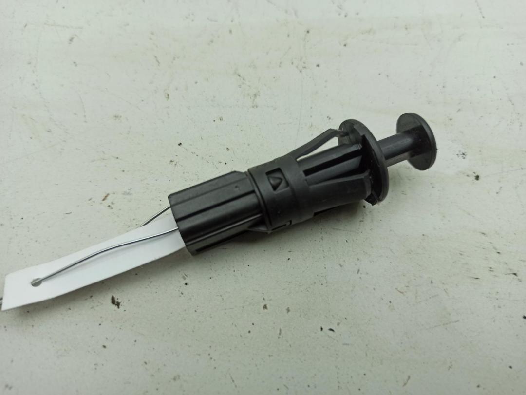 выключатель концевой (концевик) Dacia (Renault) Sandero I 2009, 1.2 л., бензин, МКПП, белый, хетчбэк 5 дв., 429418
