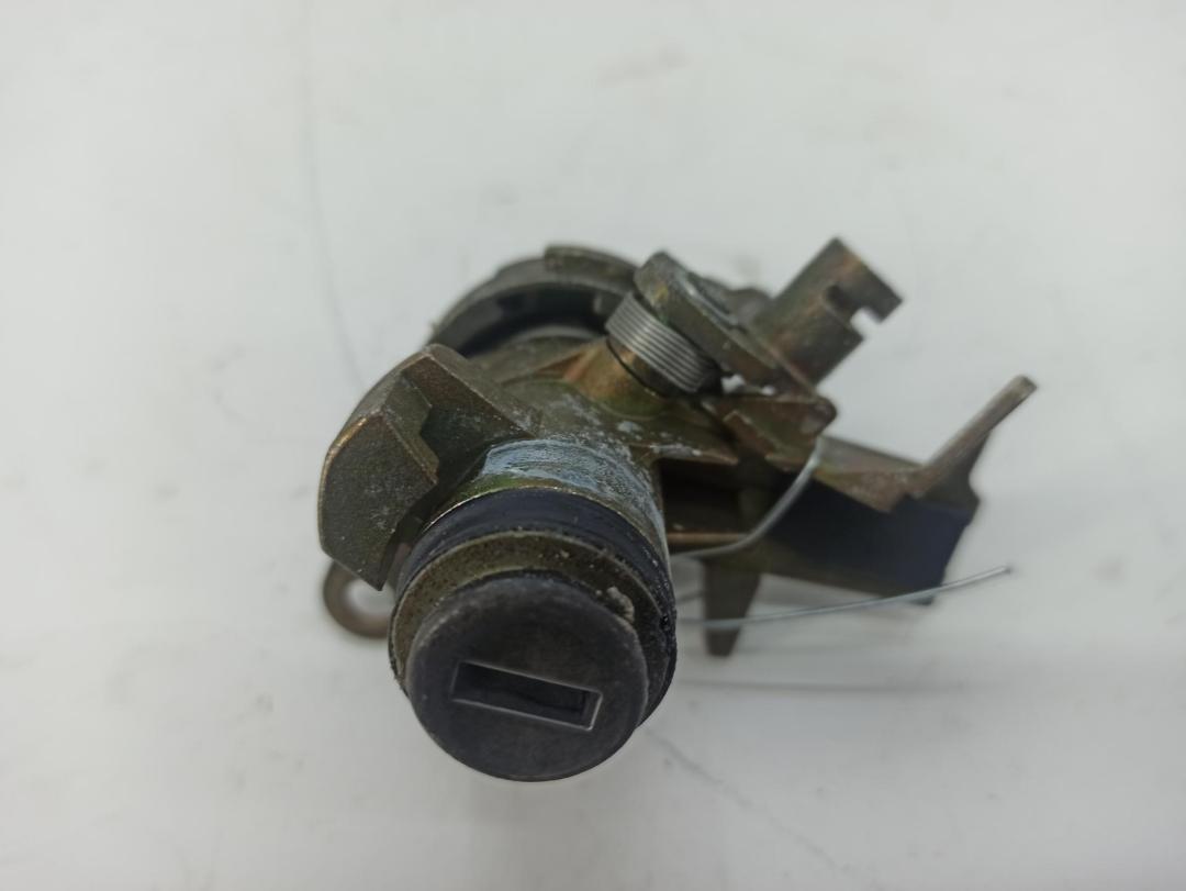 Личинка замка багажника Audi A4 B6 2002, 1.9 л., дизель, МКПП, чёрный, универсал, 8E0927573 - фото №1