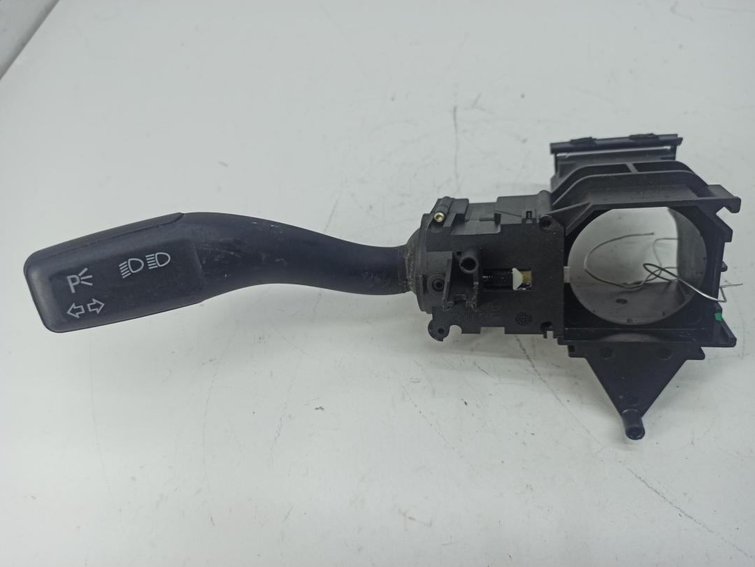 переключатель поворотов Audi A4 B6 2002, 2.0 л., бензин, МКПП, серый, универсал, 8E0953513A - фото №1