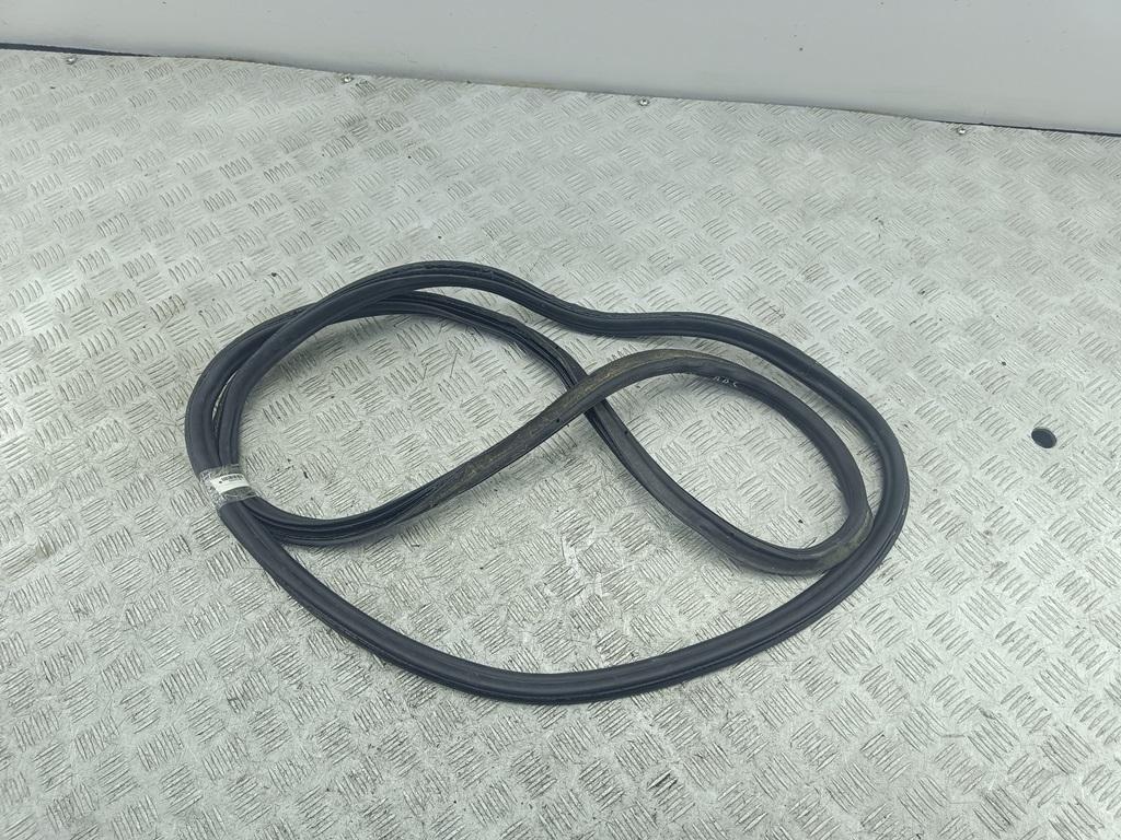 Уплотнитель крышки (двери) багажника Volkswagen Passat B6 2005, 2.0 л., дизель, МКПП, серый, универсал