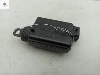 активатор (привод) замка двери Dacia (Renault) Sandero I 2009, 1.2 л., бензин, МКПП, белый, хетчбэк 5 дв.