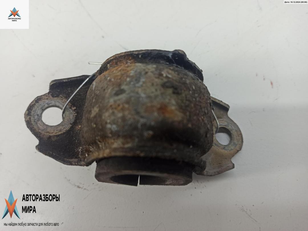 крепление стабилизатора / втулки стабилизатора Audi A4 B5 1997, 1.6 л., бензин, МКПП, зелёный, седан, 4D0411336D - фото №1