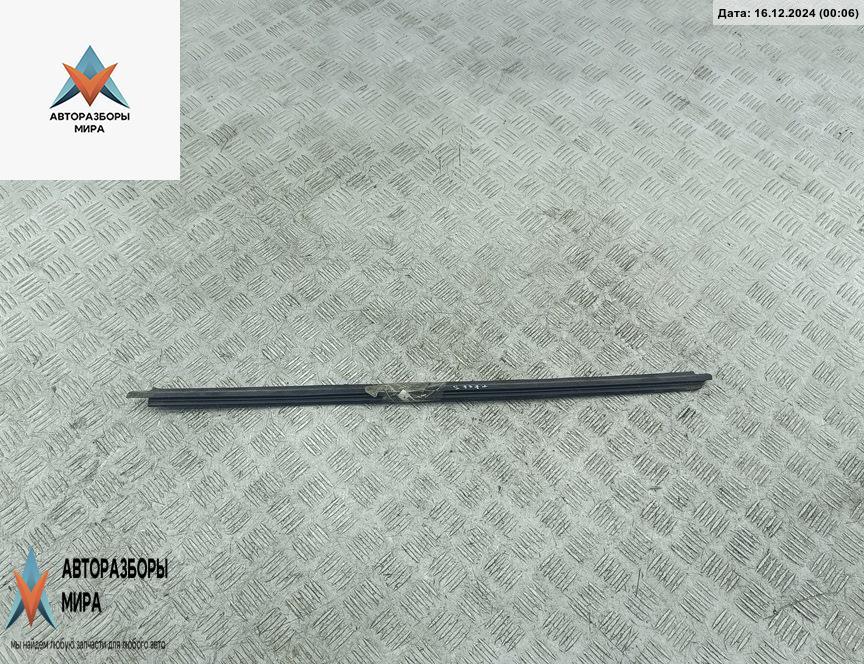 Молдинг стекла двери задней правой наружный Ford Mondeo 2 поколение 1998, 1.8 л., бензин, МКПП, красный, седан - фото №1