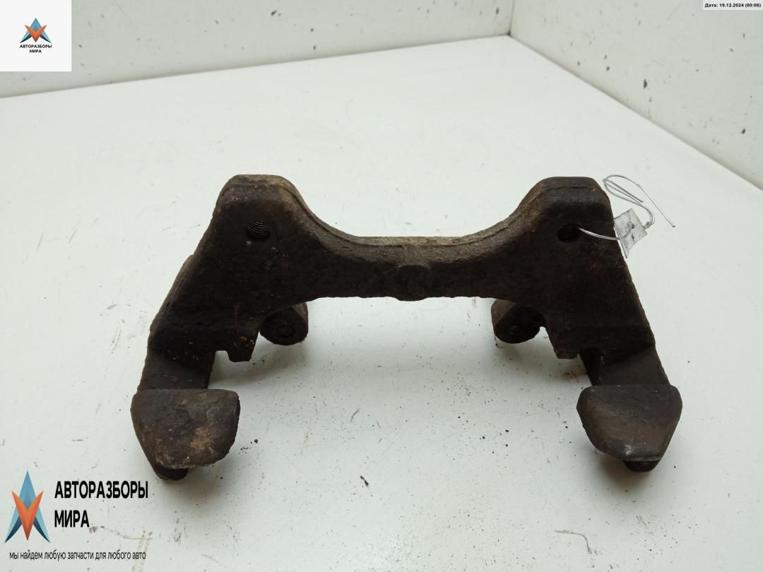 скоба суппорта Fiat Doblo 1 поколение 2003, 1.2 л., бензин, МКПП, белый, фургон - фото №1