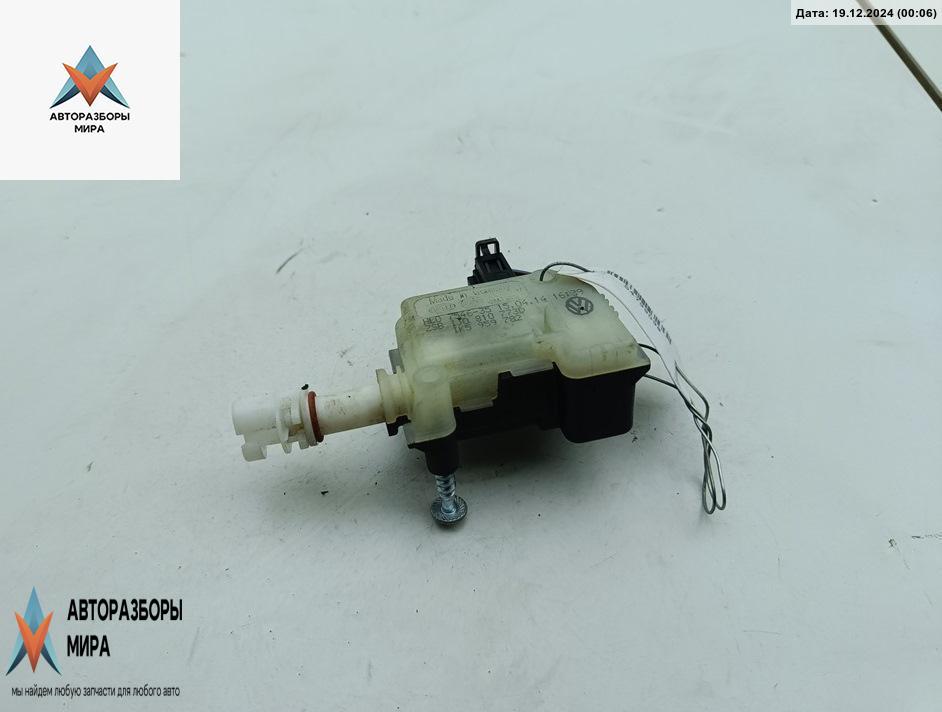 замок лючка топливного бака Volkswagen Bora 1 поколение 1999, 1.6 л., бензин, МКПП, серый, седан - фото №1