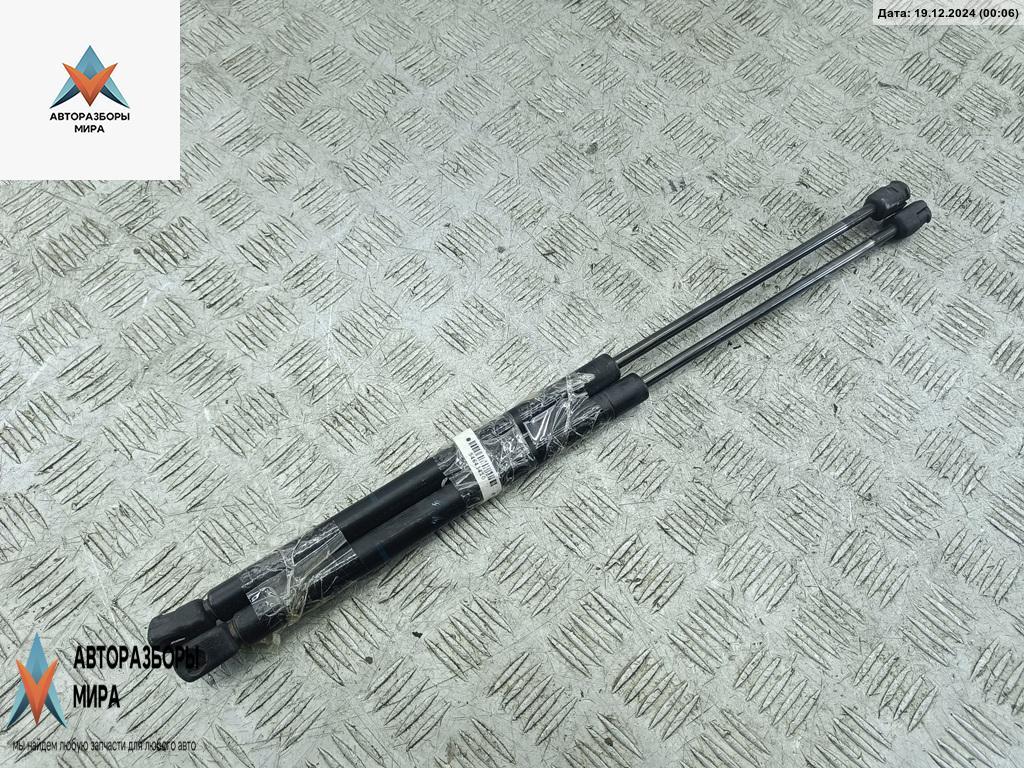 амортизатор крышки багажника (3-5 двери) Volkswagen Golf 3 поколение 1994, 1.8 л., бензин, МКПП, зелёный, хетчбэк 3 дв. - фото №1